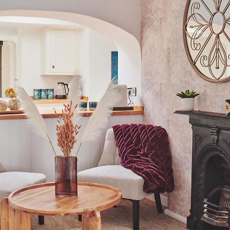 The Lansdowne Guest House Bourton-on-the-Water Exterior foto A fireplace in a home