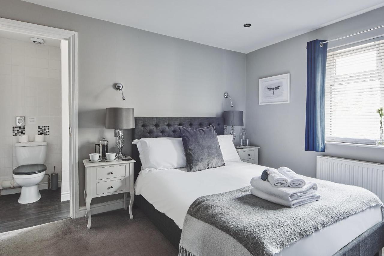The Lansdowne Guest House Bourton-on-the-Water Exterior foto A bedroom at The Old Post Office