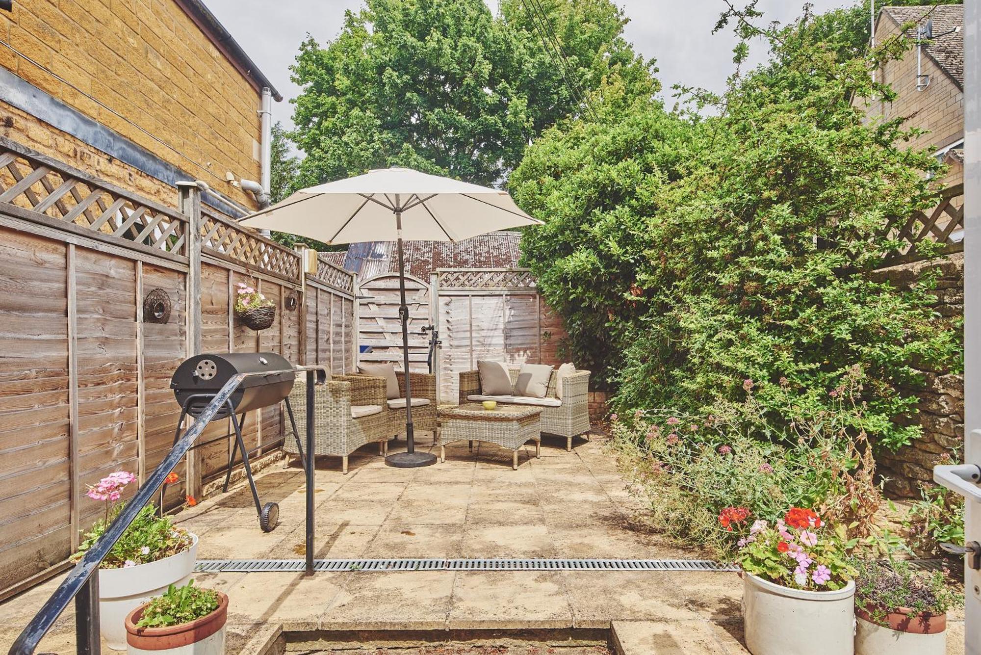 The Lansdowne Guest House Bourton-on-the-Water Exterior foto A typical garden in the UK