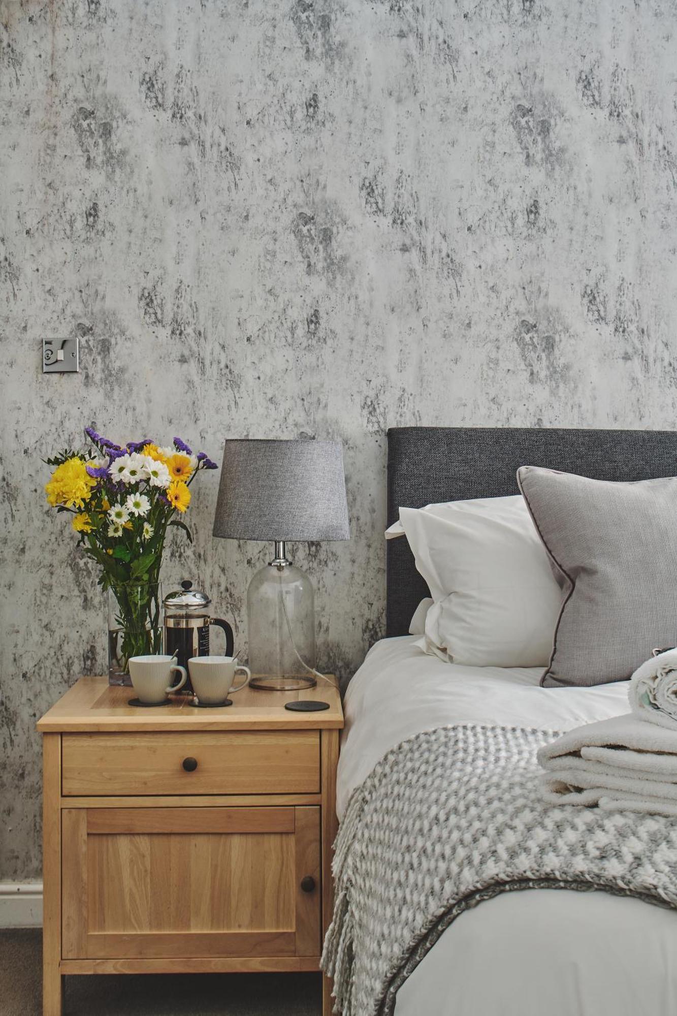 The Lansdowne Guest House Bourton-on-the-Water Zimmer foto A bedroom with a bedside table