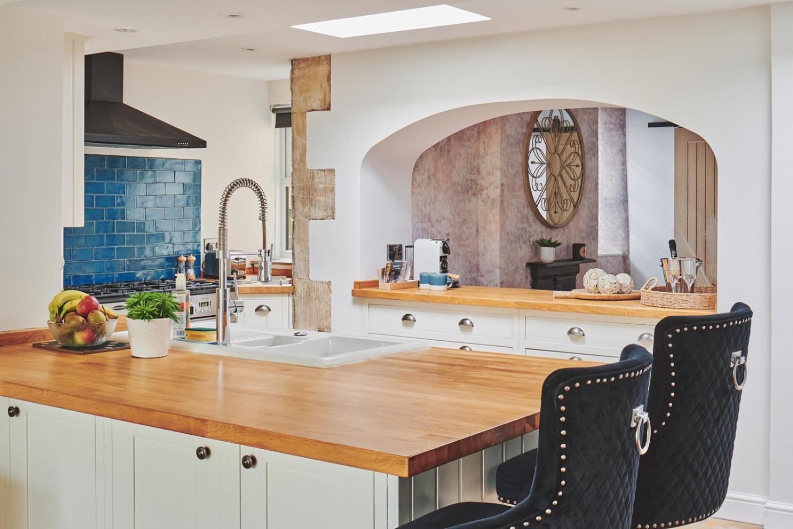The Lansdowne Guest House Bourton-on-the-Water Exterior foto A kitchen with a pass-through