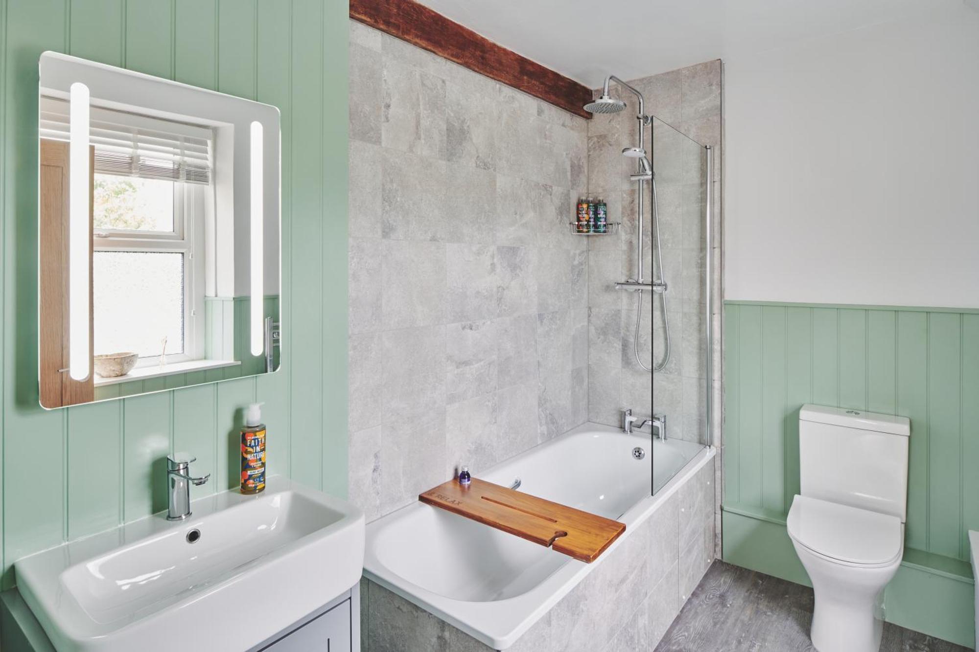 The Lansdowne Guest House Bourton-on-the-Water Exterior foto Bathroom with shower over bath