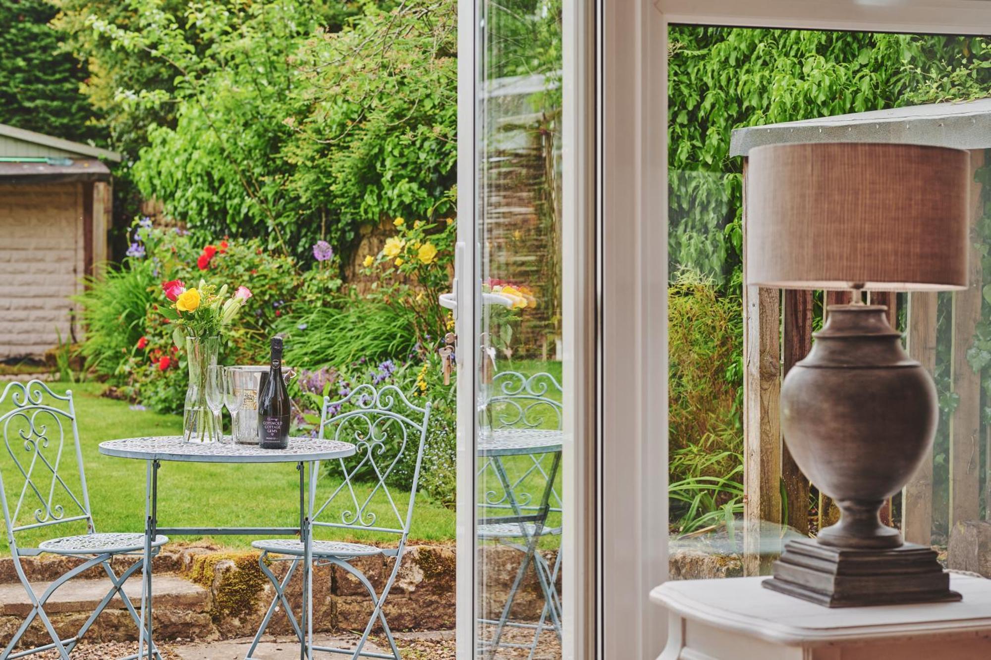 The Lansdowne Guest House Bourton-on-the-Water Exterior foto A view of the garden from the living room