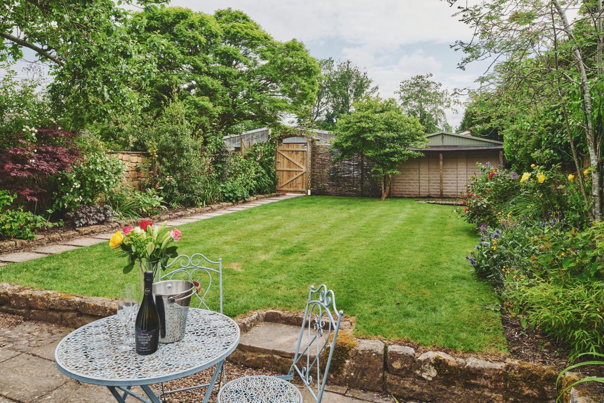 The Lansdowne Guest House Bourton-on-the-Water Exterior foto The garden of a typical English cottage