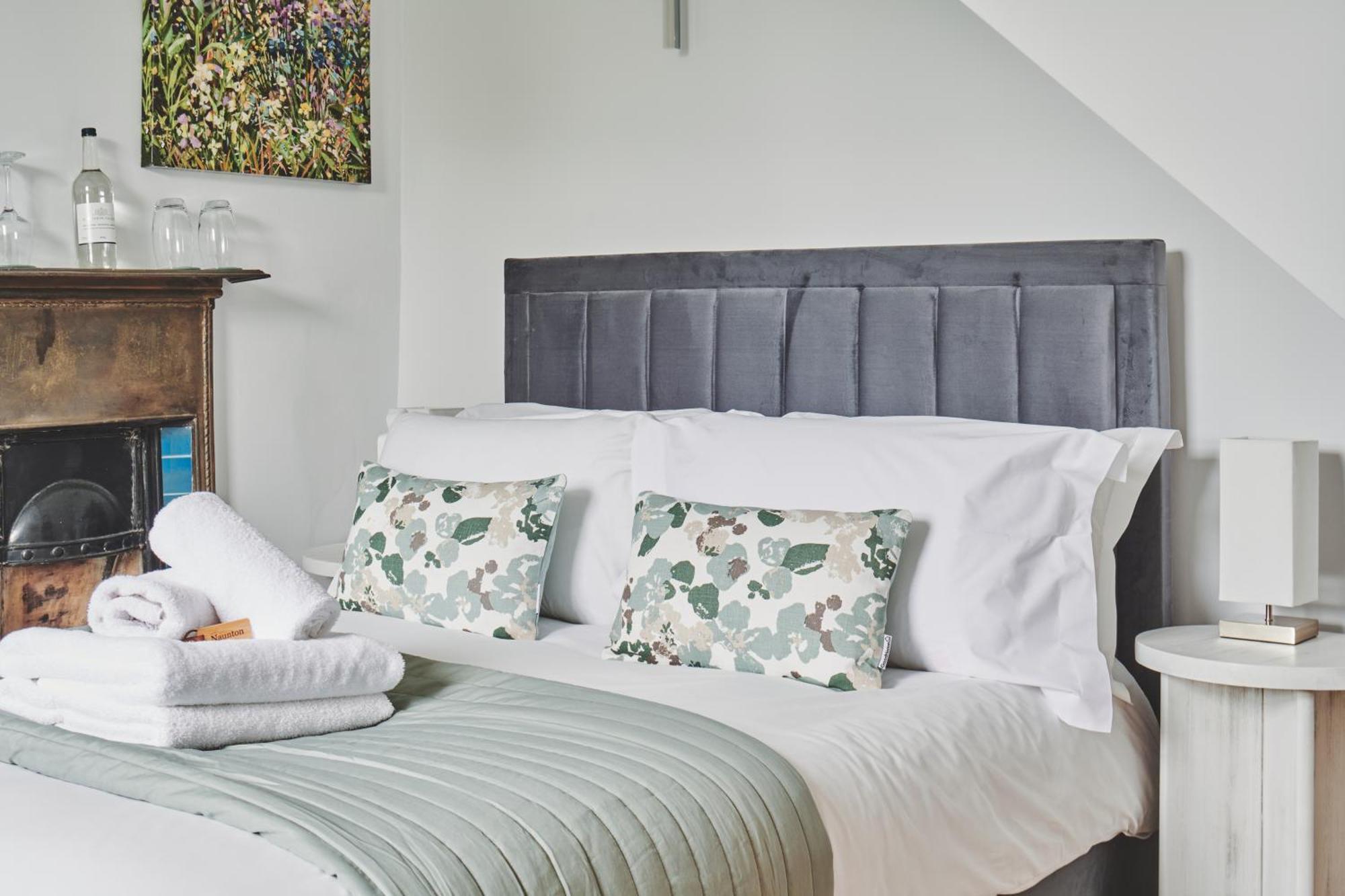 The Lansdowne Guest House Bourton-on-the-Water Exterior foto A bed with a headboard