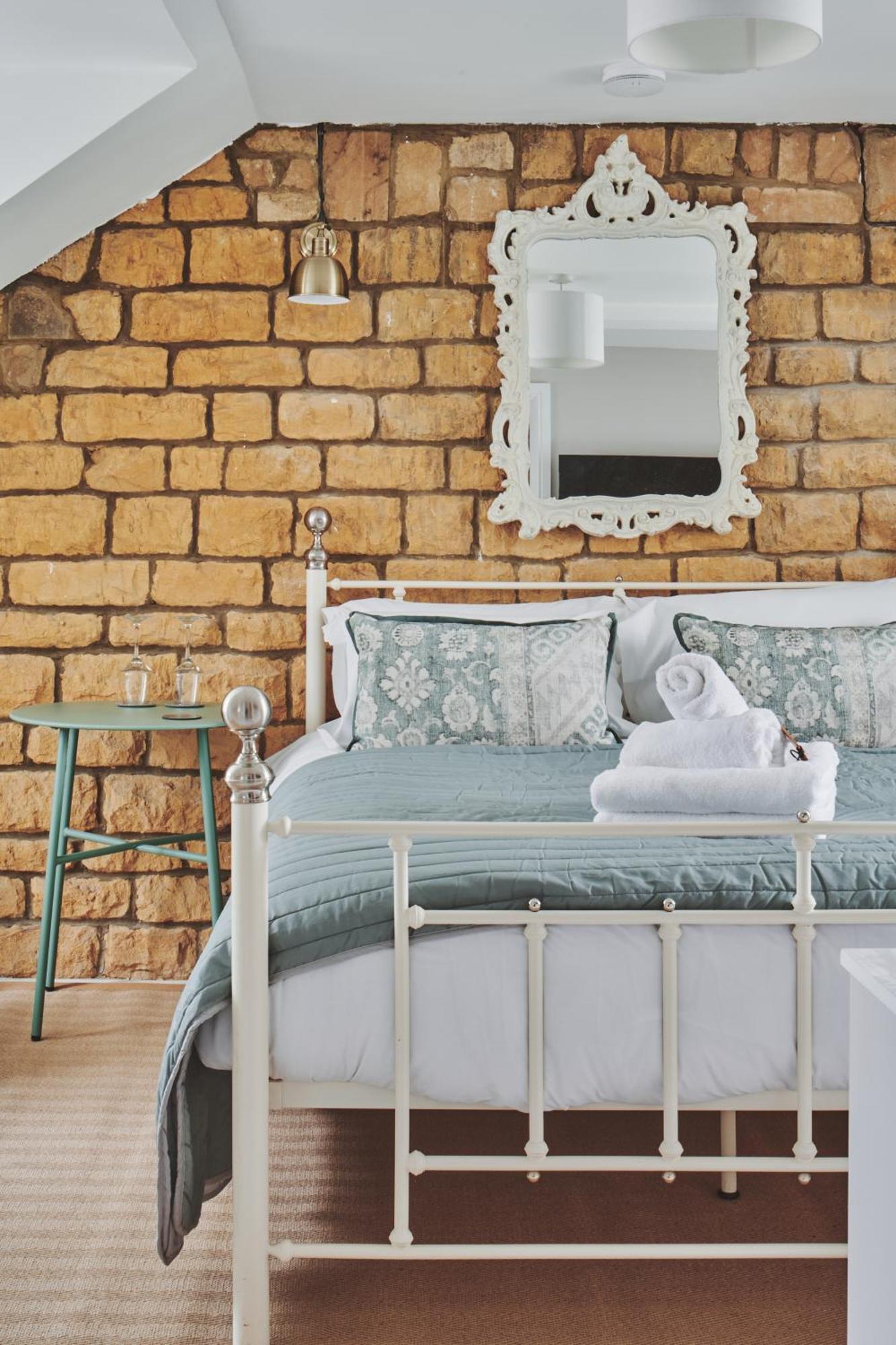 The Lansdowne Guest House Bourton-on-the-Water Exterior foto A bed with a duvet