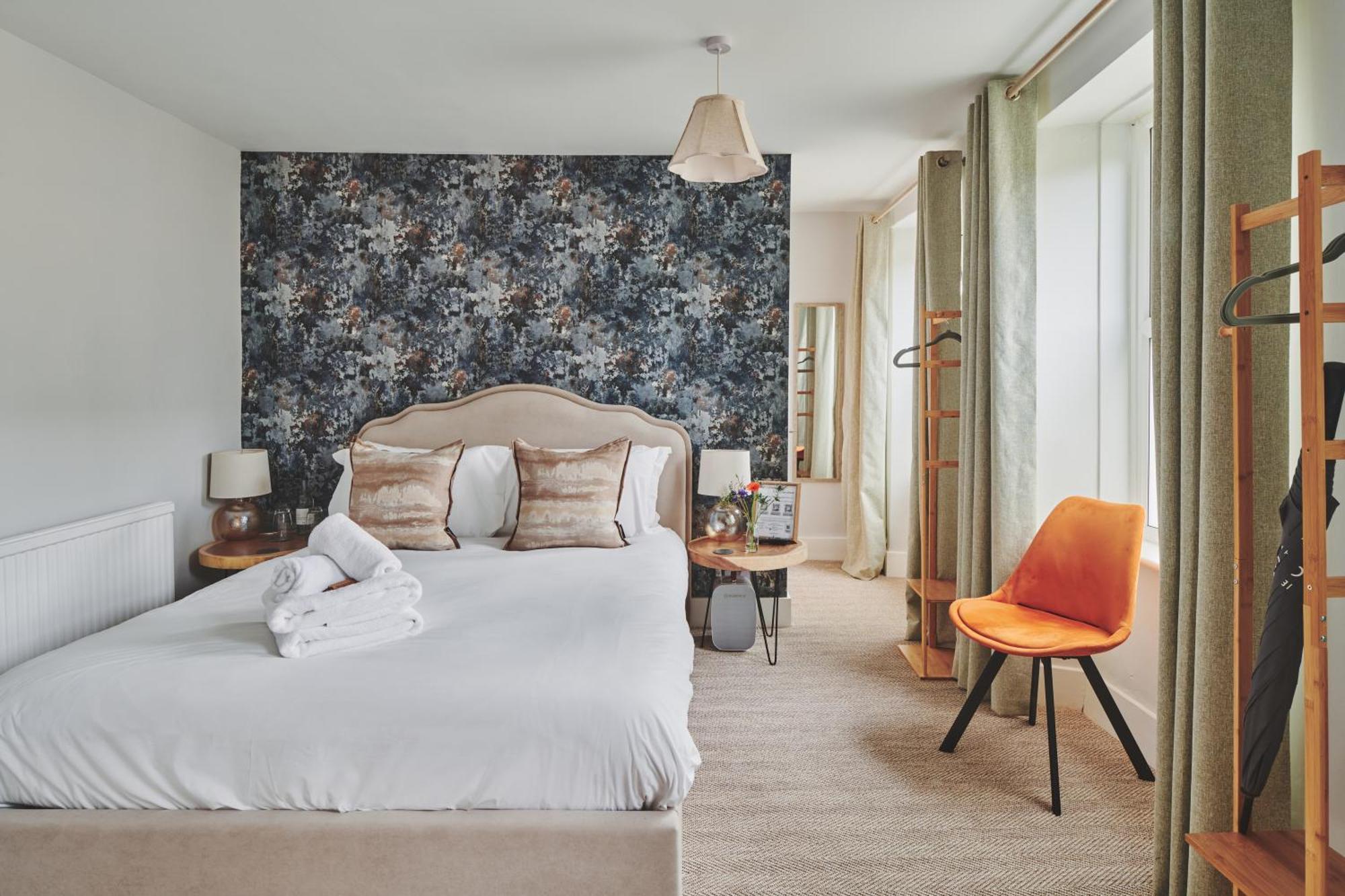 The Lansdowne Guest House Bourton-on-the-Water Exterior foto A bedroom at The Swan