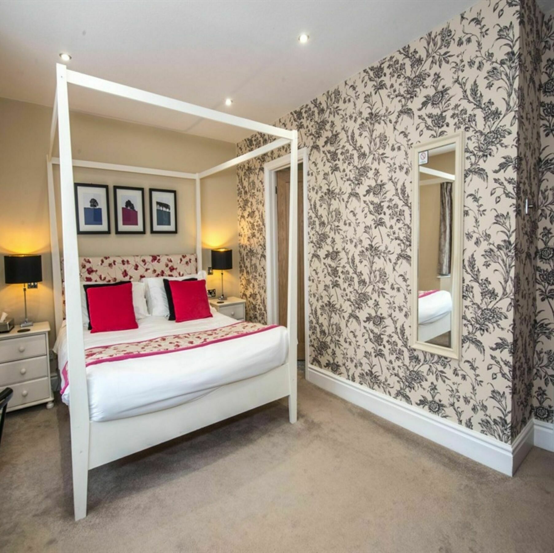 The Lansdowne Guest House Bourton-on-the-Water Exterior foto A bedroom at The Swan Hotel