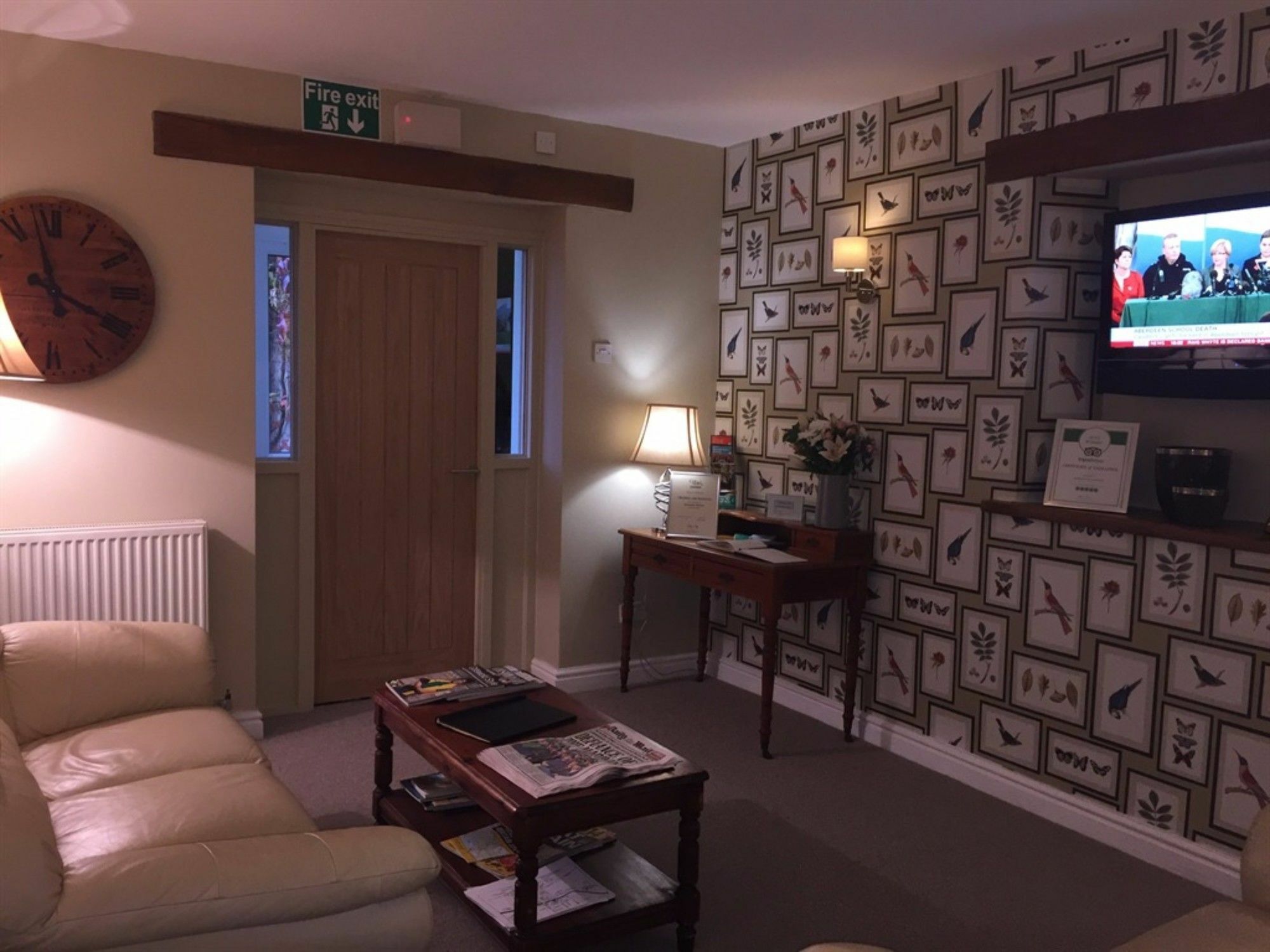 The Lansdowne Guest House Bourton-on-the-Water Exterior foto The waiting room at the practice